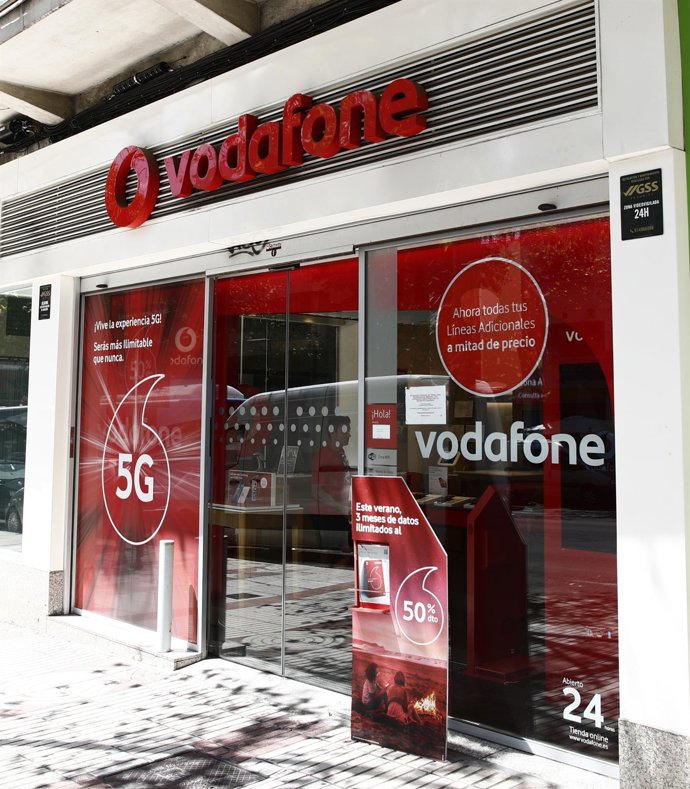 Imagen de una tienda de la compañía telefónica Vodafone en Madrid.