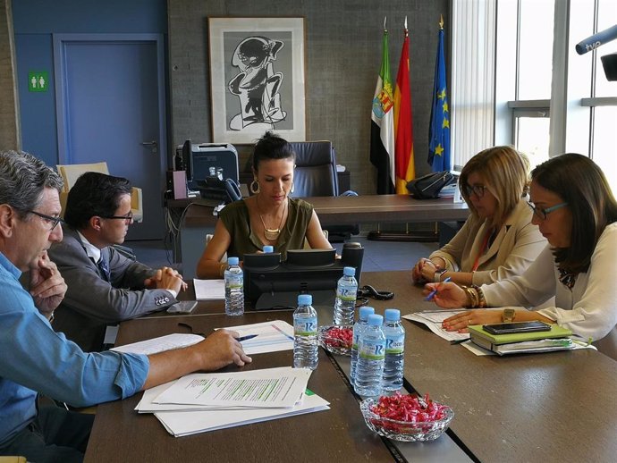 Reunión de la consejera de Educación y Empleo, Esther Gutiérrez con los presidentes de las Diputaciones de Badajoz y Cáceres para abordar la nueva línea de acción que sustituya al Plan de Empleo Social
