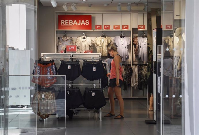 Imágenes de Recurso de las rebajas de Verano 2019. Interior de la tienda H&M en la calle Velázquez. Sevilla.