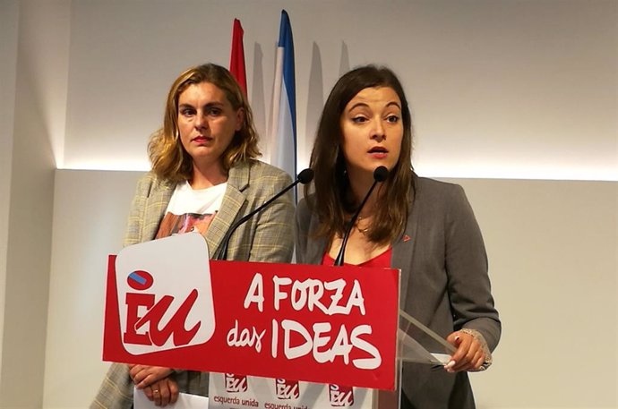 La coordinadora nacional de Esquerda Unida (EU), Eva Solla, y la responsable del área de Mujer del partido, Raquel Bernárdez, en rueda de prensa.