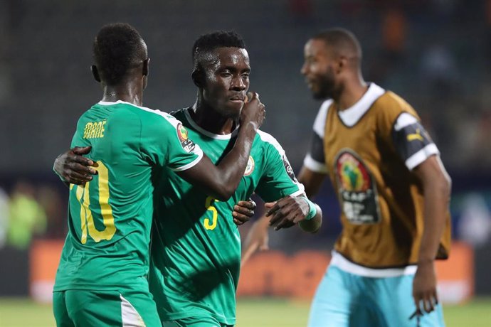 Idrissa Gueye, abrazado por Sadio Mane en la Copa de África 2019
