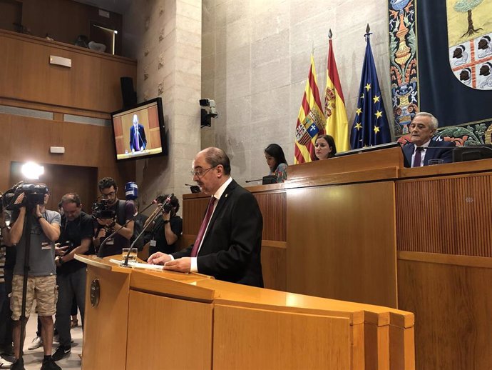 El candidato del PSOE, Javier Lambán, durante su discurso en la primera sesión del debate de investidura