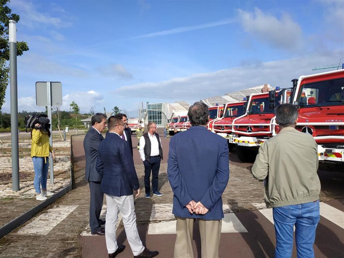 José González frente a las 11 motobombas entregadas este martes.