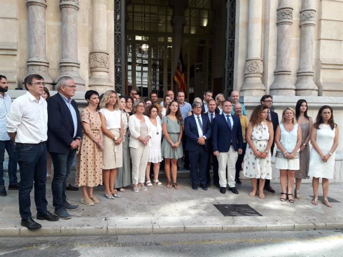 Minut de silenci al Parlament pels gurdies civils assassinats per ETA a Calvi el 2009.