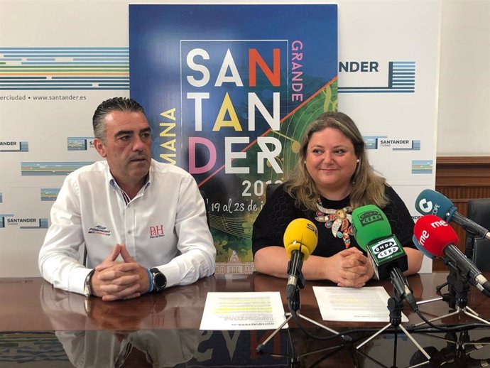 El coordinador de eventos del Ayuntamiento de Santander, Javier Gallego, y la concejal de Dinamización Social, Lorena Gutiérrez