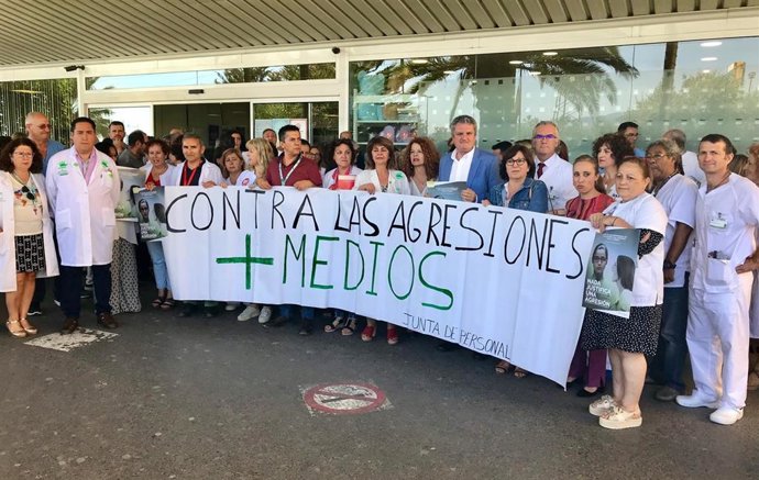 Concentración a las puertas del Hospital Torrecárdenas contra las agresiones a sanitarios (Foto de archivo).