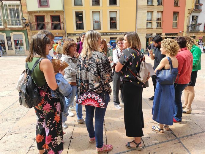 Educadoras infantiles conversan con los ediles de Somos al final del pleno en Oviedo.