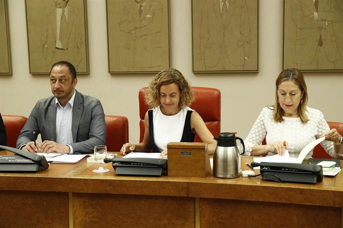 (I-D) El vicepresidente segundo del Congreso de los Diputados, Alfonso Rodríguez Gómez de Celis; la presidenta del Congreso de los Diputados, Meritxell Batet; y la vicepresidenta tercera, Ana Pastor durante la Diputación Permanente en la que se debate s