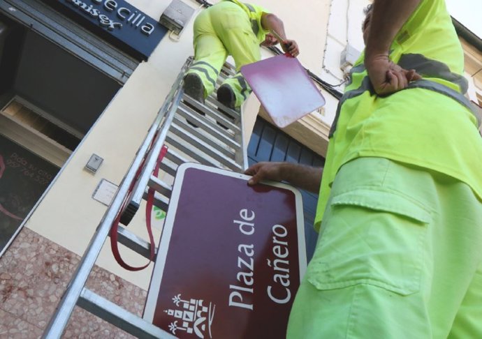Operarios municipales colocaron de nuevo el rótulo de Plaza de Cañero.