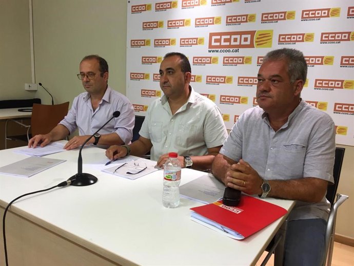 El responsable de coordinación de la Secretaría de política sectorial de CC.OO. De Catalunya, Salva Clarós; el secretario general del sindicato, Javier Pacheco, y el secretario general de CC.OO. De Industria de Catalunya, José Antonio Hernández