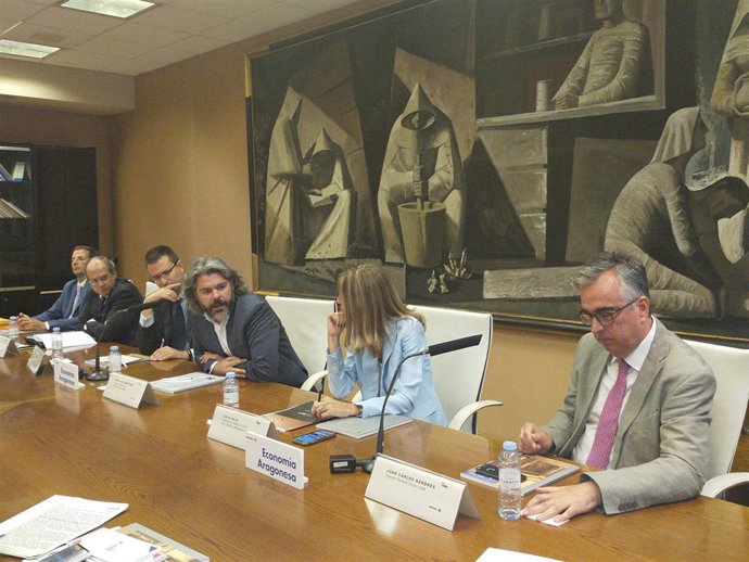 El director de comunicación de Ibercaja, Enrique Barbero, y el experto en Análisis Económico de Ibercaja, Santiago Martínez, junto a los autores de los monográficos que integran la revista 'Economía Aragonesa' durante la pesentación de la misma este lun