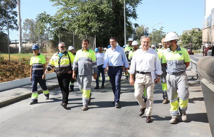 Bellido (centro), junto a Fuentes y miembros del comité de empresa de Cosmos en la factoría.
