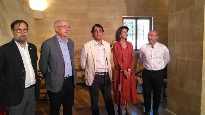 (De I-D) El Representante De UGT, Miguel Herranz; El Presidente De Pimeb, Justo Saura; El Conseller De Modelo Económico, Turismo Y Trabajo, Iago Negueruela; La Presidenta De La CAEB, Carmen Planas; Y El Secretario General De CCOO, José Luis García.