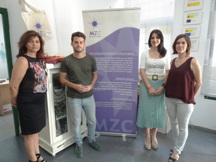 Joyera (segunda por la dcha.) en su encuentro con Mujeres en Zona de Conflicto