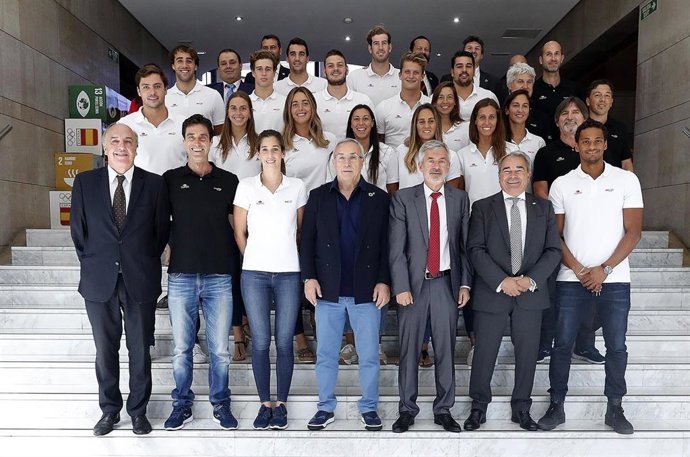 El presidente del COE, Alejandro Blanco, recibe a las selecciones de waterpolo, subcampeonas del mundo en Gwangju