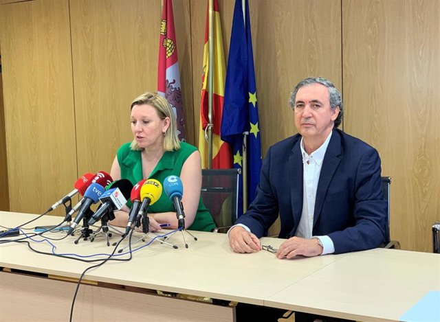 La consejera de Familia, Isabel Blanco, junto al secretario general, Jesús Fuertes Zurita, en la rueda de prensa.