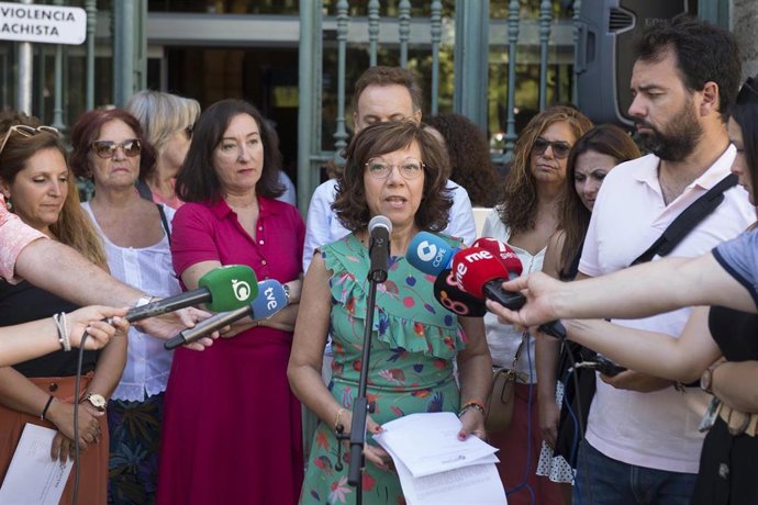 Carmen Collado, responsable de Igualdad en la Diputación de Cádiz, en la rueda de prensa tras la lectura del manifiesto.