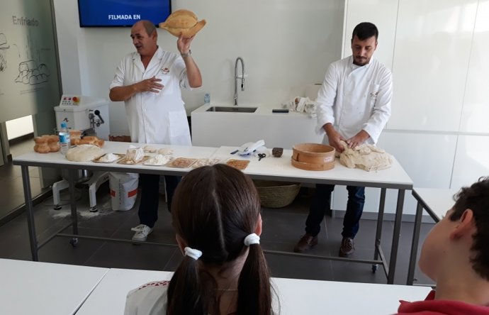 Estarán también los talleres de pan en los que profesionales panaderos de Alcalá cuentan de primera mano los secretos de su oficio. El taller está pensado para los niños que podrán meter las manos en la masa y elaborar sus propias piezas.