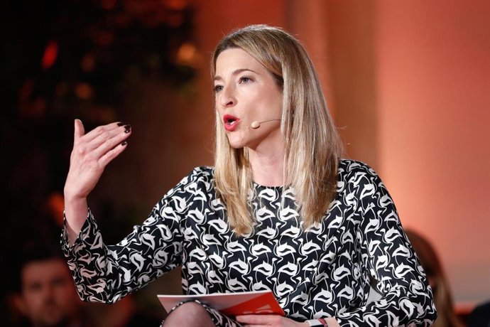 La candidata de Cs al Congreso por Valencia, María Muñoz, interviene en la charla-coloquio sobre economía con miembros del partido.