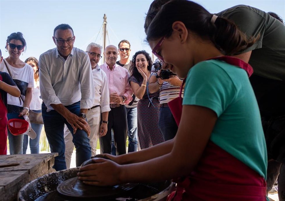 El presidente de la Diputación de Huelva, Ignacio Caraballo, visita los talleres en el Muelle de las Carabelas.