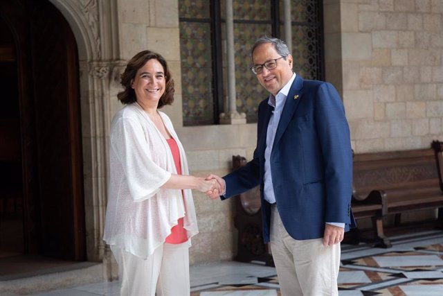 El presidente de la Generalitat, Quim Torra y la alcaldesa de Barcelona, Ada Colau, se saludan antes de la reunión en el Palau de la Generalitat.