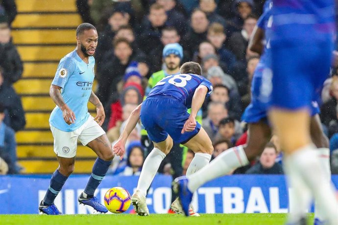 Raheem Sterling intenta un regate durante el Chelsea-Manchester City de la Premier 2018-19