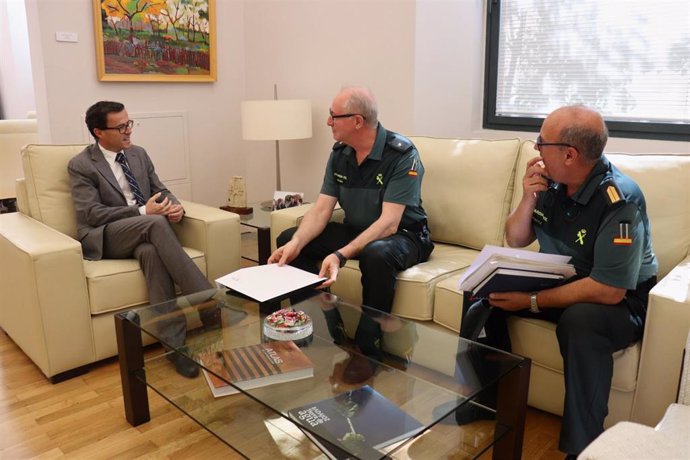 El presidente de la Diputación de Badajoz, Miguel Ángel Gallardo, recibe a miembros de la Guardia Civil