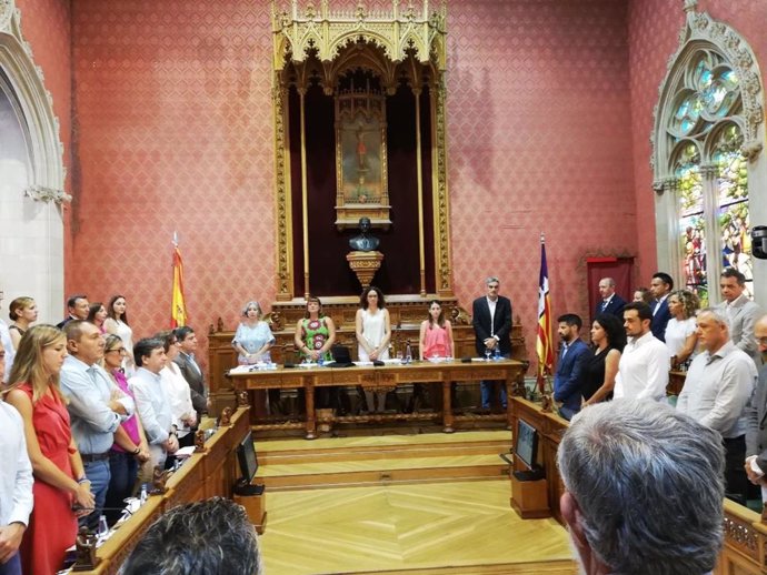 Minuto de silencio en el Consell de Mallorca por los guardias civiles asesinados por ETA en Calvi en 2009