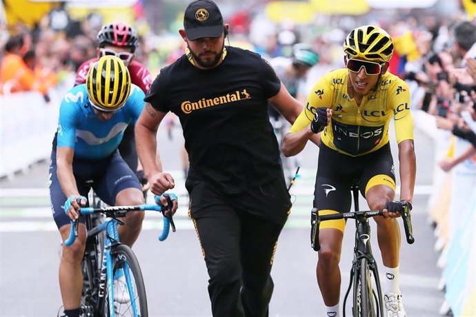 Mikel Landa cruza la meta en Val Thorens junto al colombiano Egan Bernal en el Tour de Francia