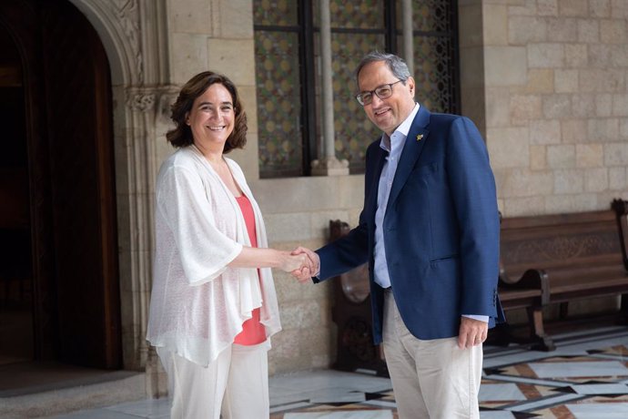 El president de la Generalitat, Quim Torra i l'alcaldessa de Barcelona, Ada Colau, se saluden abans de la reunió en el Palau de la Generalitat.