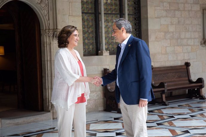 El president de la Generalitat, Quim Torra i l'alcaldessa de Barcelona, Ada Colau, se saluden abans de la reunió en el Palau de la Generalitat