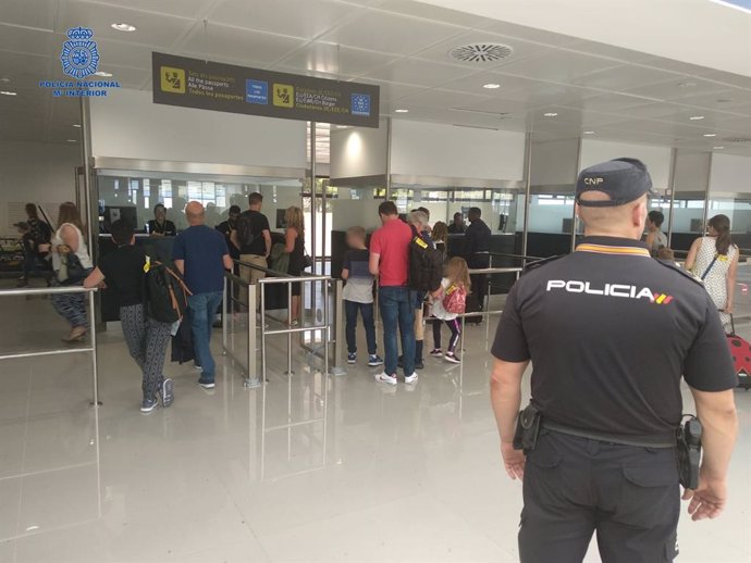 Imagen de recurso de la zona de control de pasaportes del Aeropuerto de Palma