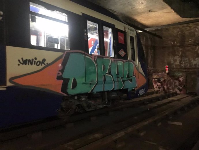 Imagen de un tren de Metro en la estación de Estadio Metropolitano pintado por un grupo de siete grafiteros.