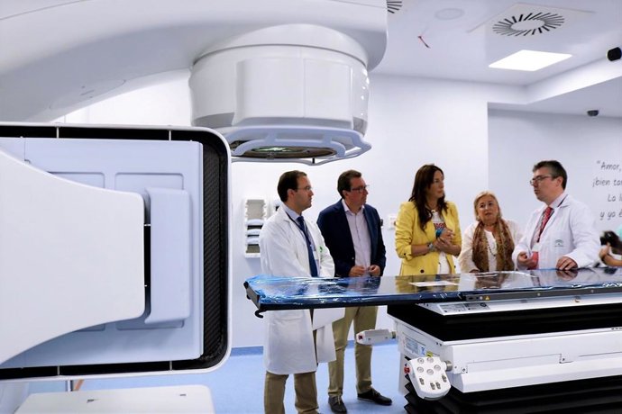 La secretaria general del PP andaluz, Loles López, en el hospital Juan Ramón Jiménez.