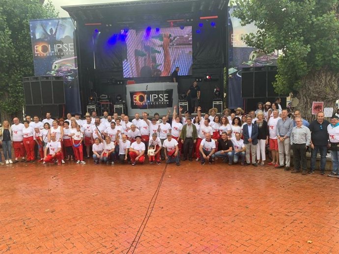 Foto de grupo de la Feria de la Sidra de Escalante, publicada en el Tiwtter de Miguel Ángel Revilla, en la que aparecen, además del presidente y otras personas, el agresor y víctima del caso de violencia de género en la localidad cántabra