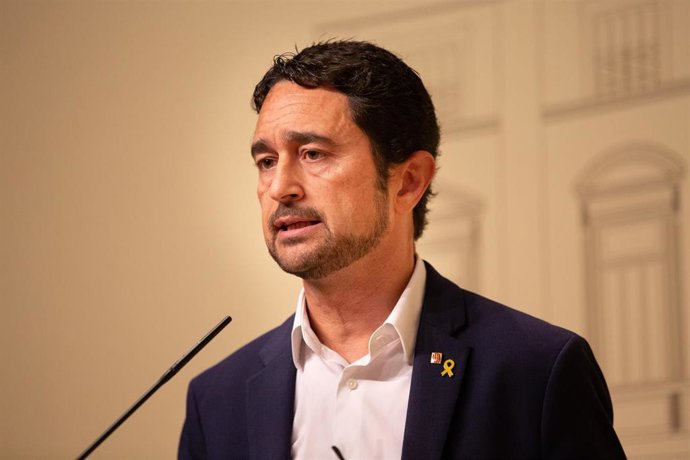 El conseller de Territorio y Sostenibilidad de la Generalitat, Dami Calvet,  en rueda de prensa tras la reunión entre el presidente de la Generalitat, Quim Torra y la alcaldesa de Barcelona, Ada Colau, en el Palau de la Generalitat.