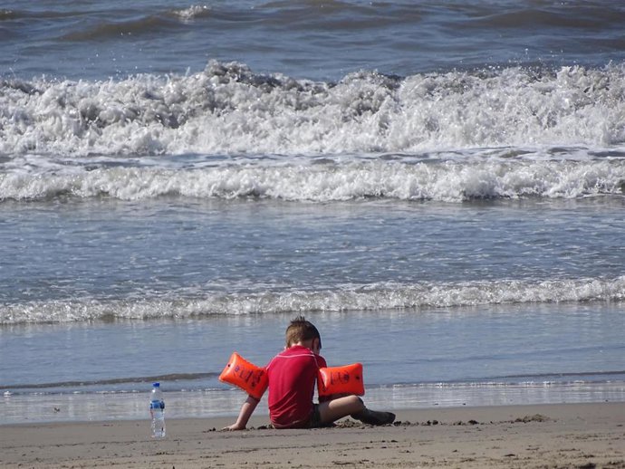 Un niño en la orilla del mar.