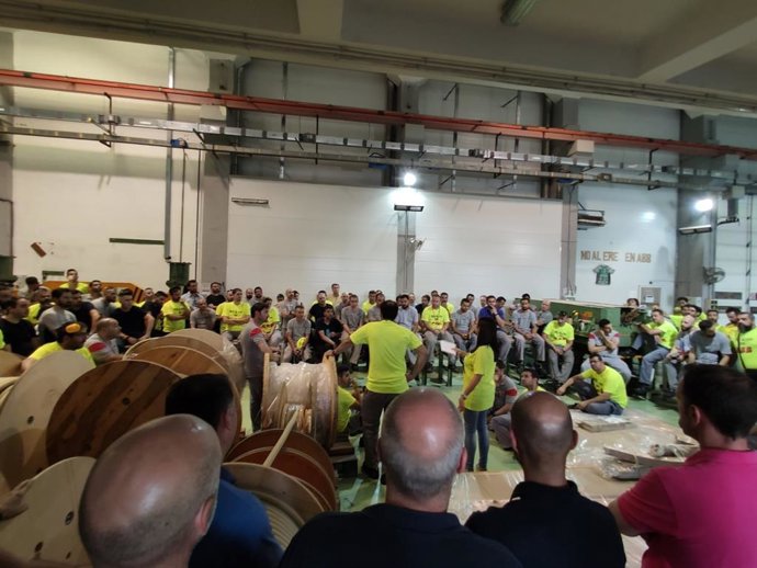 Asamblea de trabajadores de ABB en el interior de su fábrica en Córdoba, en una imagen de archivo.