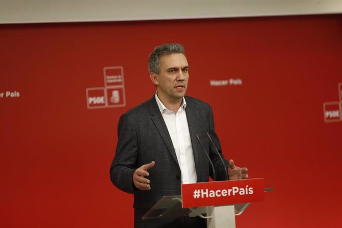 El secretario de Formación del PSOE, Javier Izquierdo, da una rueda de prensa en la sede del partido