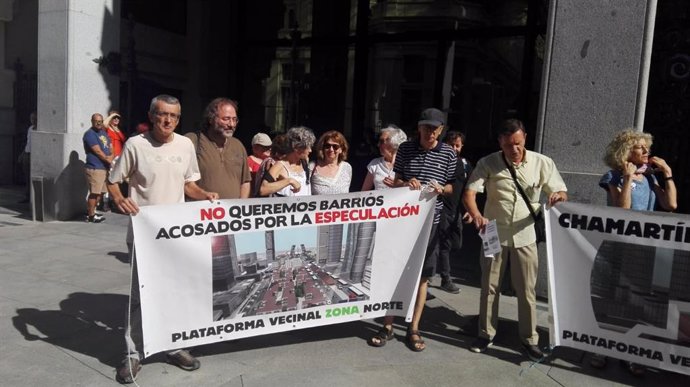 Vecinos y asociaciones en contra de Madrid Nuevo Norte se concentran frente al Ayuntamiento coincidiendo con el Pleno en el que se ha aprobado el Plan.