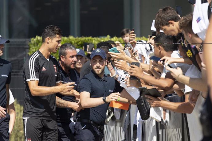 Cristiano Ronaldo firma autógrafos a la salida de un entrenamiento de la Juventus