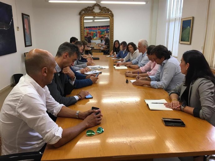 Imagen de la reunión que ha mantenido el alcalde de Logroño con miembros de la asociación Aertic.