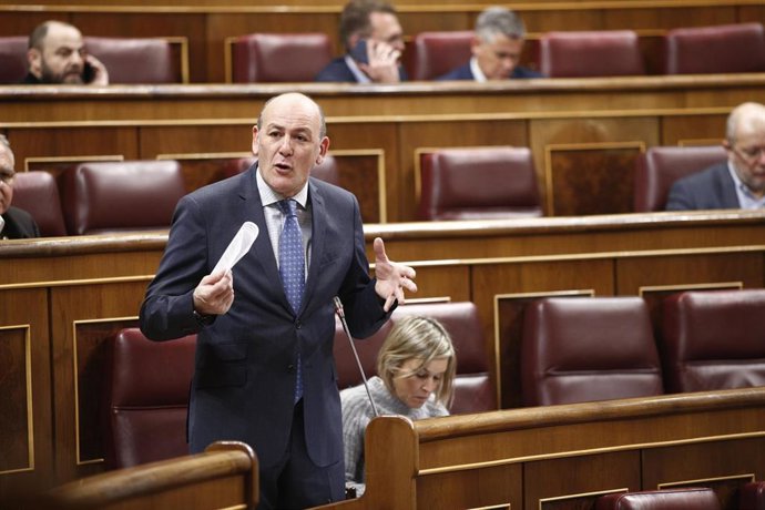 El portavoz del PNV en el Congreso de los Diputados, Joseba Agirretxea, interviene desde su escasño en un pleno para hablar sobre el Proyecto de Ley por la que se modifica el texto refundido de la Ley de Propiedad Intelectual, aprobado por el Real Decre