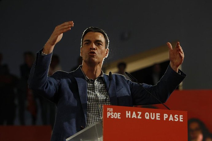 El presidente del Gobierno en funciones, Pedro Sánchez, en un acto de campaña en Palma, como candidato del PSOE a las elecciones generales.