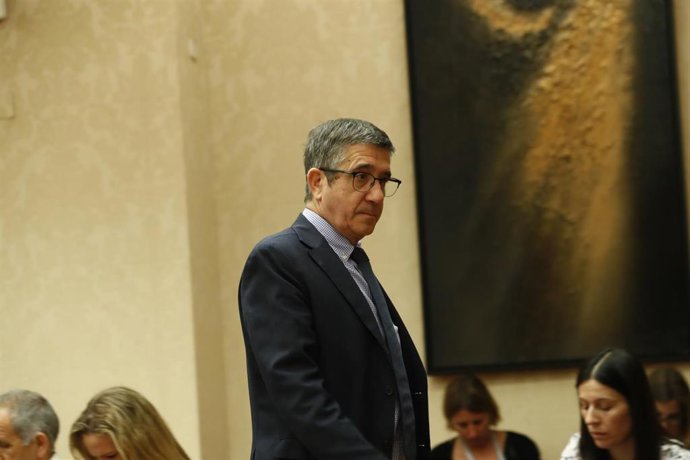 El secretario de Acción Política del PSOE, Patxi López, durante la Diputación Permanente en la que se debate sobre las peticiones de comparecencia del presidente del Gobierno en funciones para explicar los motivos por los que el Ministro del Interior en