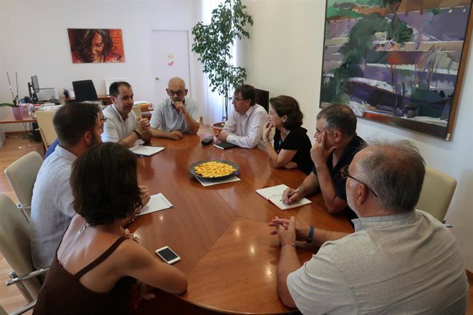 La consellera de Asuntos Sociales y Deportes del Govern balear, Fina Santiago, reunida con representantes de la UNAC
