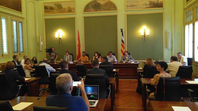 El conseller de Movilidad y Vivienda, Marc Pons, comparece en la Comisión de Medio Ambiente y ORdenación Territorial del Parlament para dar explicaciones sobre la situación de Son Busquets.