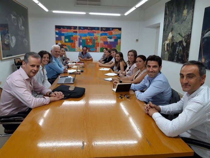 Hermoso de Mendoza se reúne con las bodegas de Logroño para coordinar acciones t