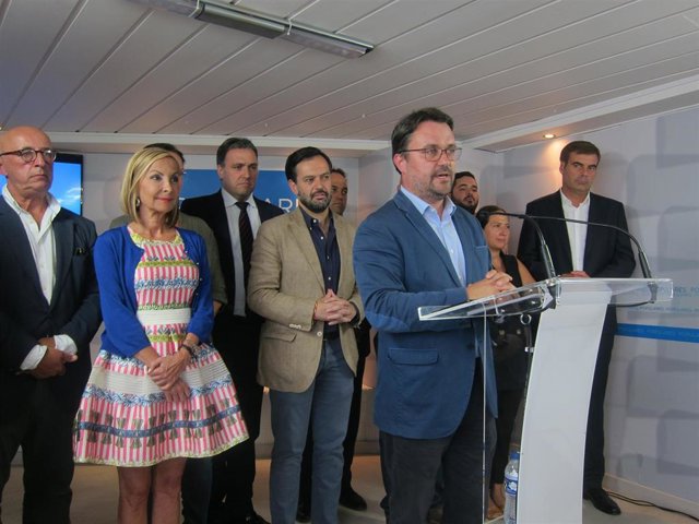 El presidente del PP de Canarias, Asier Antona, en rueda de prensa acompañado por los presidentes insulares