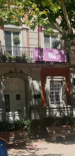 Recurso de una pancarta contra la violencia machista en la Junta Municipal de Chamberí.